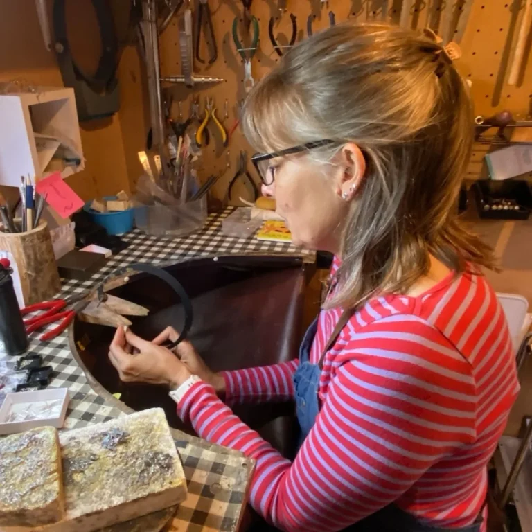 OS dianakingjewelleryworkshop dianainworkshop7 768x768